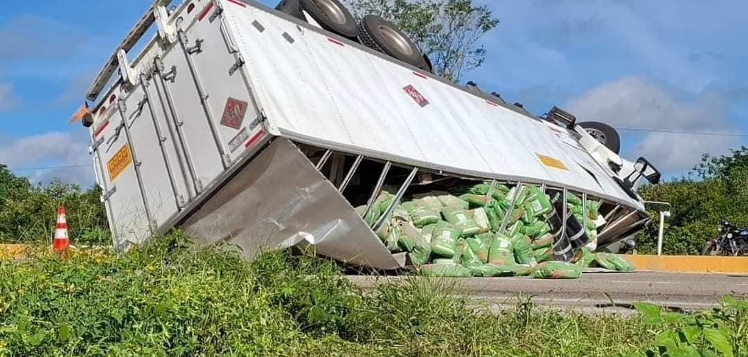 El chofer del camión terminó volcado a mitad de la carretera Mérida-Campeche El chofer del camión terminó volcado a mitad de la carretera Mérida-Campeche