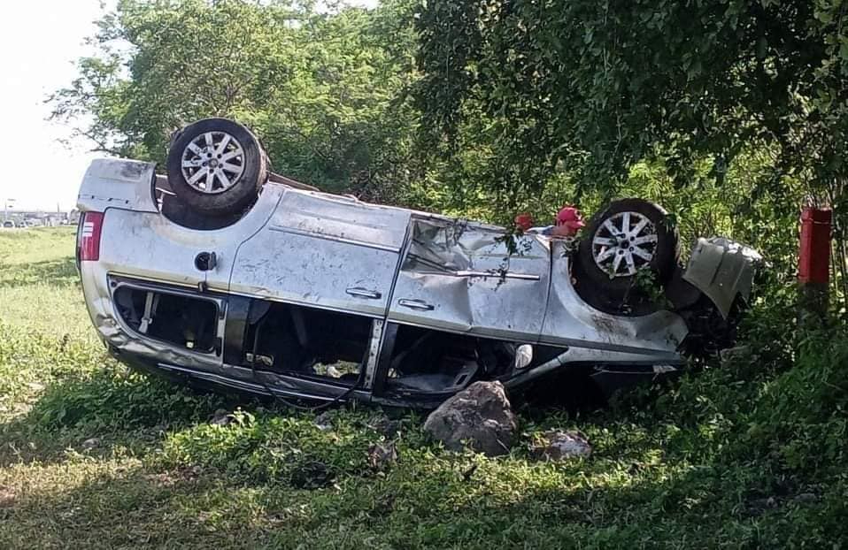 El primer vehículo volcó debido a que se le estalló un neumático El primer vehículo volcó debido a que se le estalló un neumático