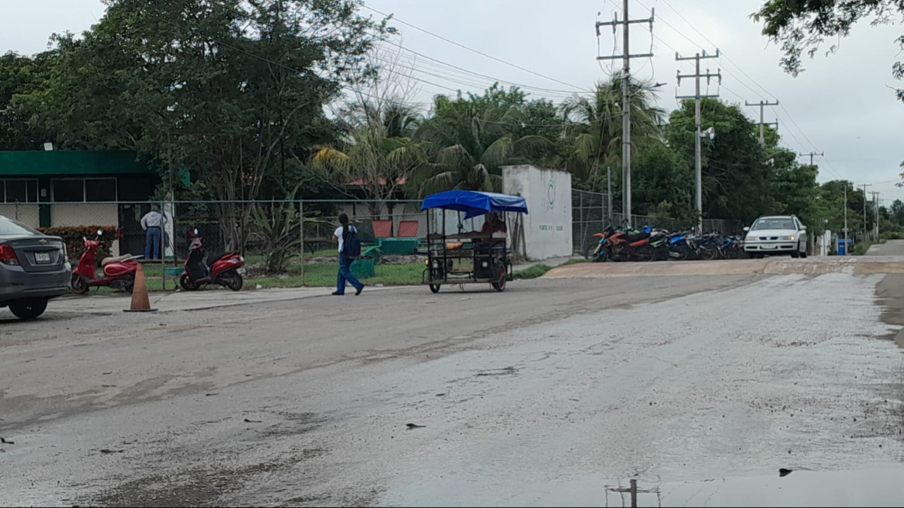 Las estudiantes caminaron de regreso y abordaron otro mototaxi para llegar a su destino Las estudiantes caminaron de regreso y abordaron otro mototaxi para llegar a su destino