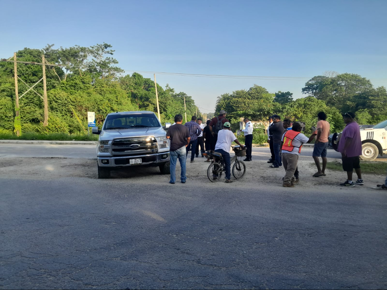 Camioneta destroza motocicleta en Escárcega 