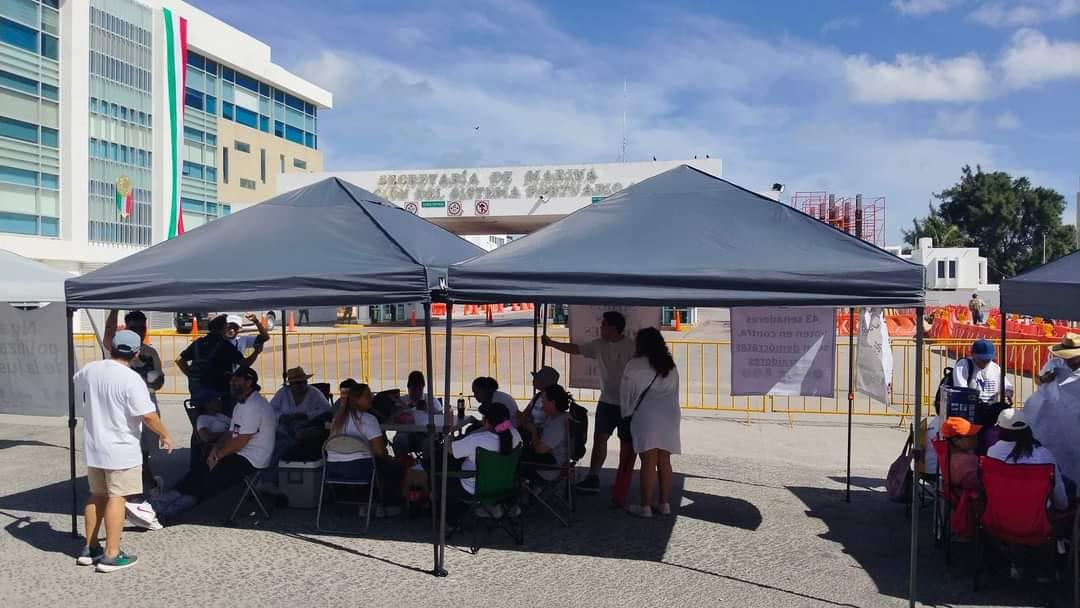 Los trabajadores colocaron pancartas y toldos frente al Muelle Fiscal Los trabajadores colocaron pancartas y toldos frente al Muelle Fiscal