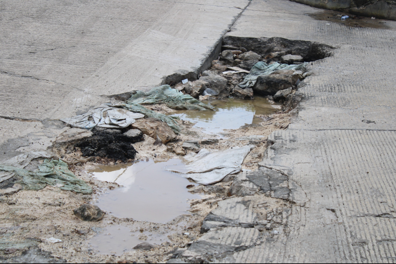 Calles principales tienen cantidad de baches