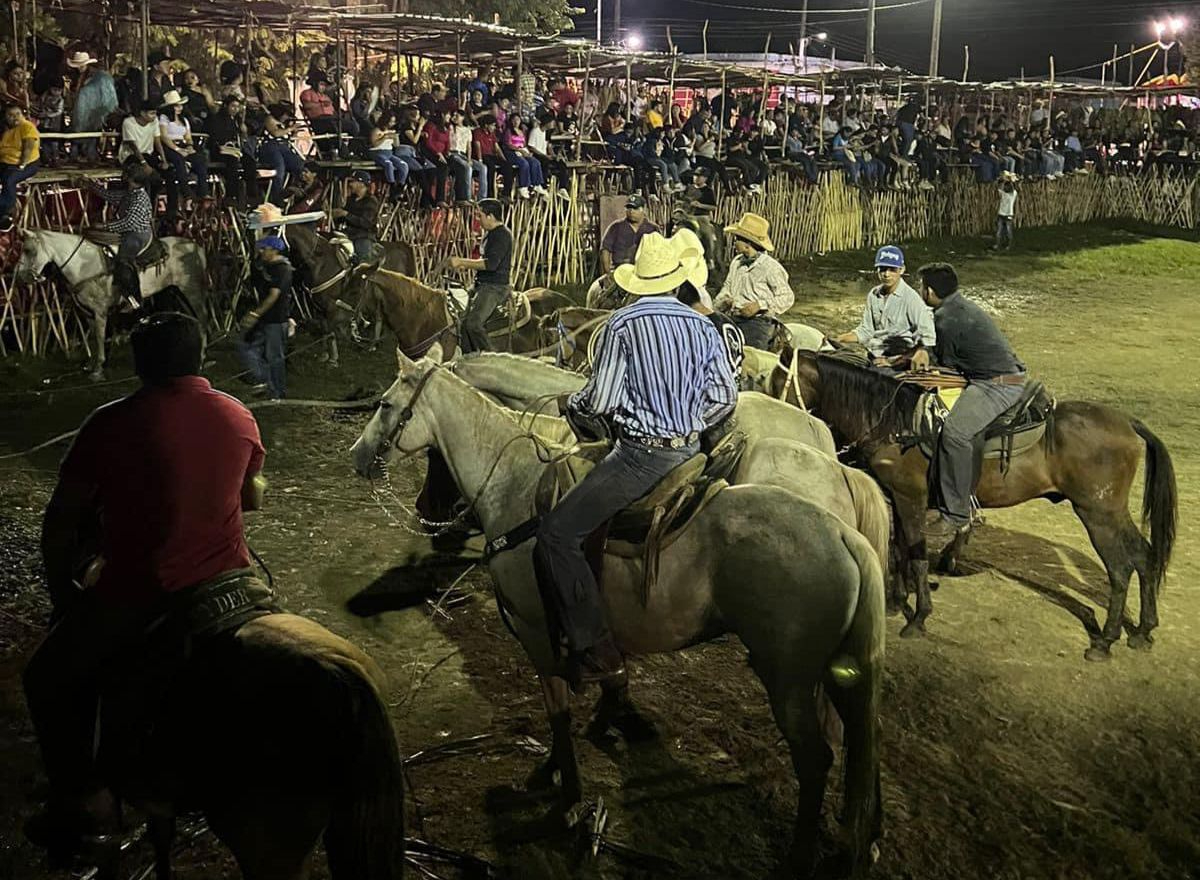 Corrida de Promesas en Cansahcab deja caballos heridos y jinetes en el suelo 