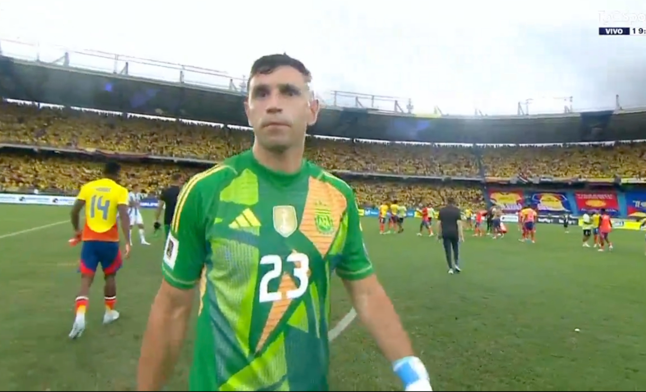 Tras la frustración de la derrota, Dibu Martínez golpea una cámara:  VIDEO