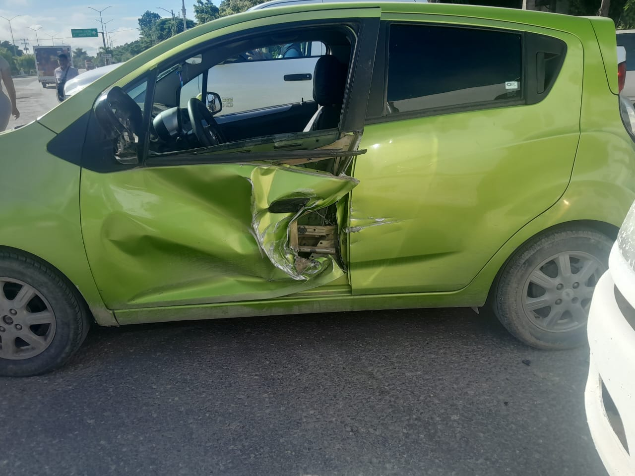 El tráiler no se percató del automóvil a su lado, impactándolo del costado izquierdo El tráiler no se percató del automóvil a su lado, impactándolo del costado izquierdo