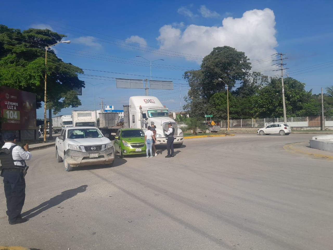 En el automóvil viajaban una joven mujer y su hija menor En el automóvil viajaban una joven mujer y su hija menor