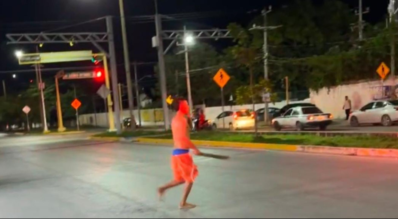 Hombre con machete en mano pone en jaque a las autoridades de Cancún Hombre con machete en mano pone en jaque a las autoridades de Cancún