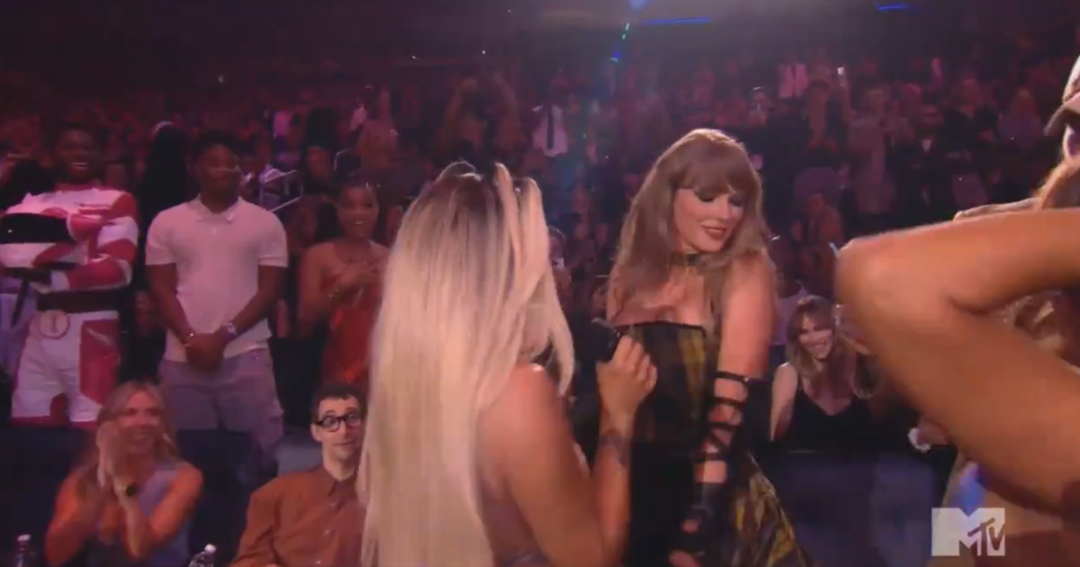 Karol G pone a perrear a Taylor Swift y Camila Cabello   en los MTV  Music Awards: VIDEO