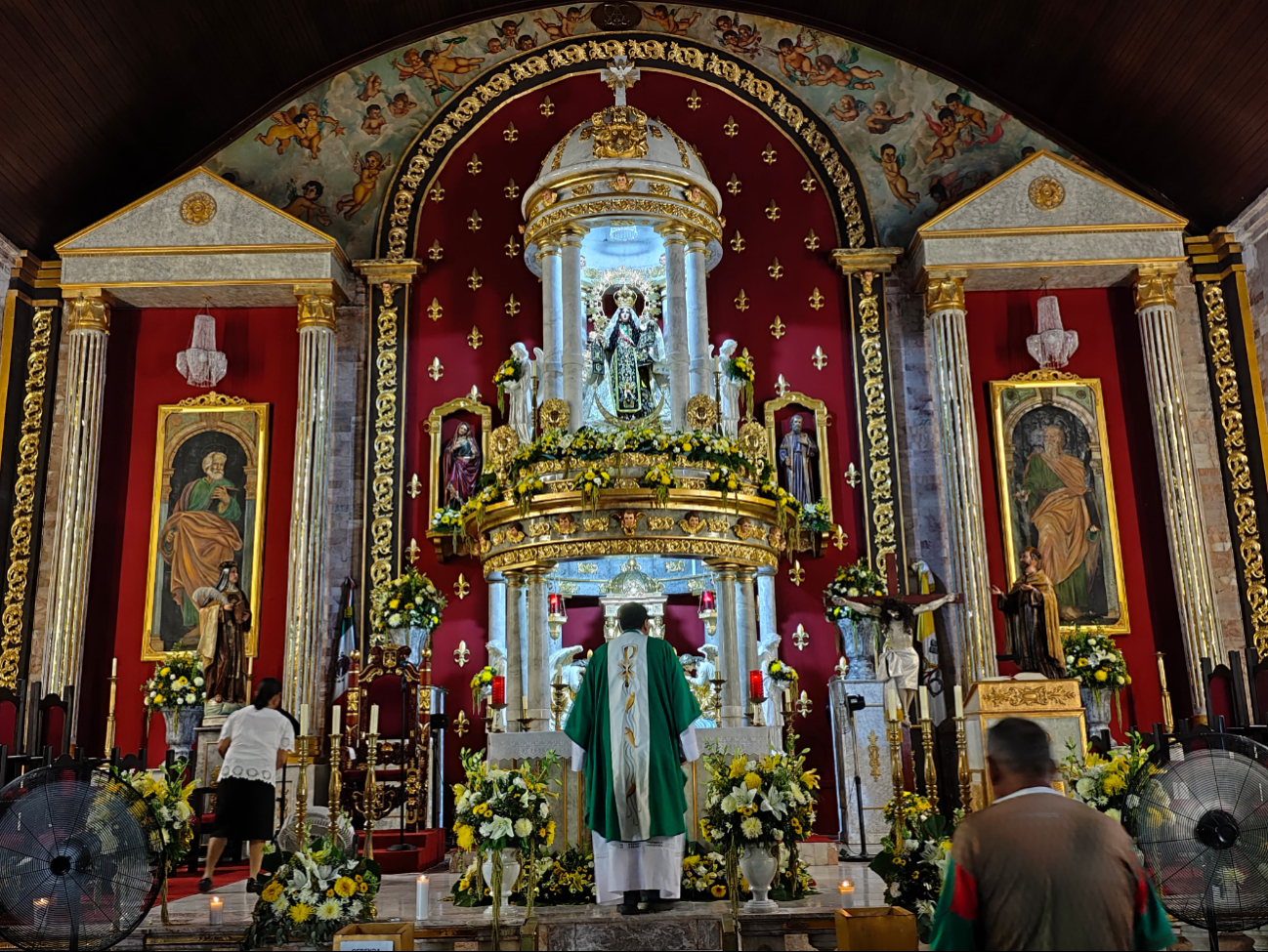 La develación del nuevo altar se realizó en presencia del obispo de Campeche y feligreses La develación del nuevo altar se realizó en presencia del obispo de Campeche y feligreses