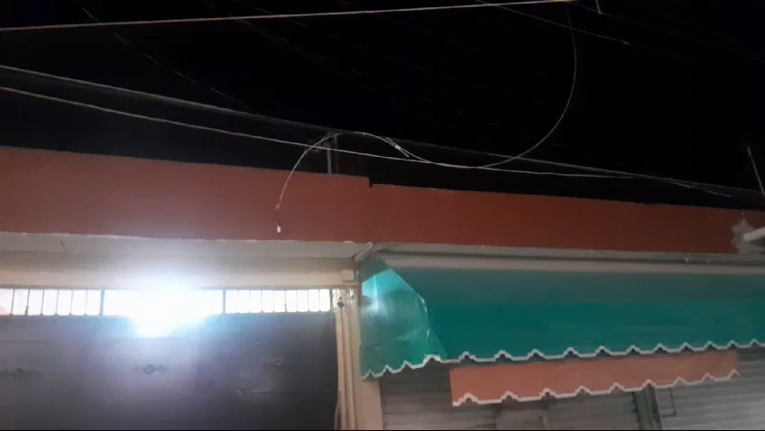 La explosión ocurrió cerca de la medianoche del martes, causando un corto circuito y reventando un cable de alta tensión