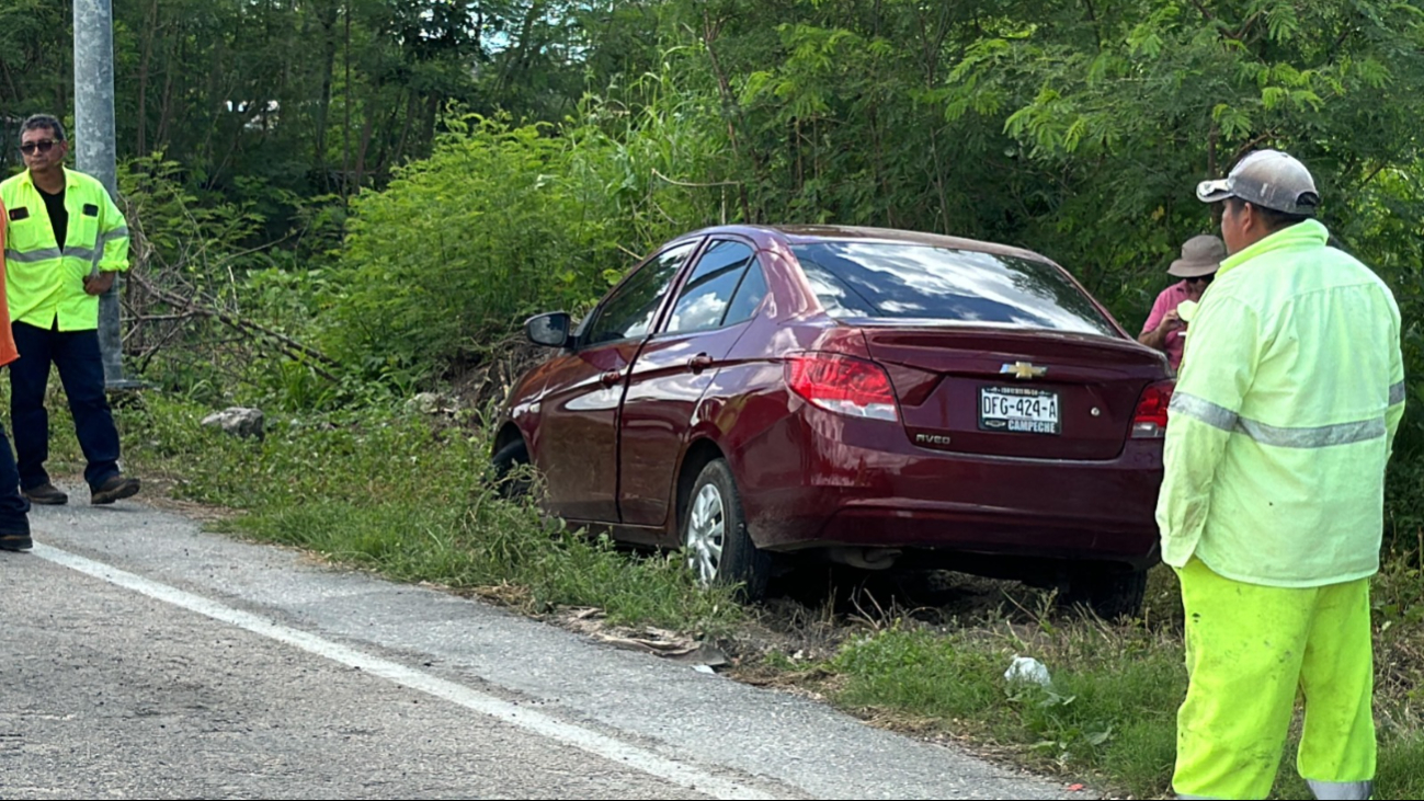   Por exceder los límites de velocidad vehículo termina en la maleza en la carretera Campeche-Mérida   