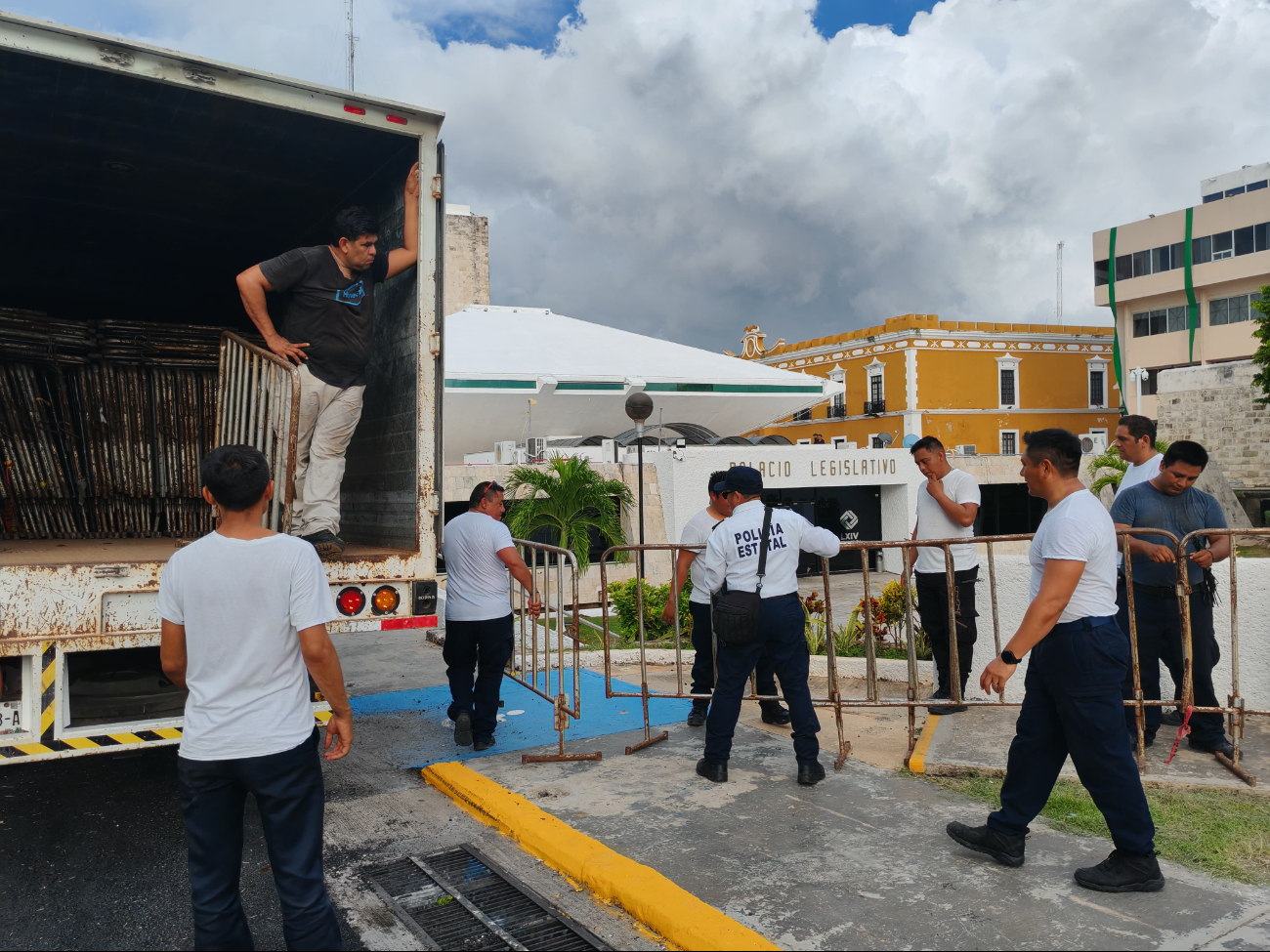 Policía Estatal prepara el recinto con medidas de seguridad adicionales para evitar problemas durante la sesión Policía Estatal prepara el recinto con medidas de seguridad adicionales para evitar problemas durante la sesión