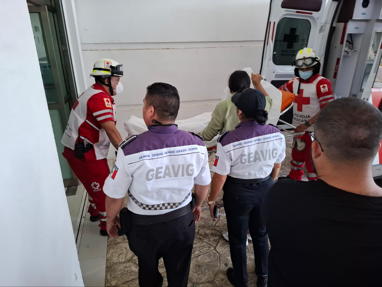 Taxista localiza a una menor atada a un árbol, al parecer había sido raptada Taxista localiza a una menor atada a un árbol, al parecer había sido raptada