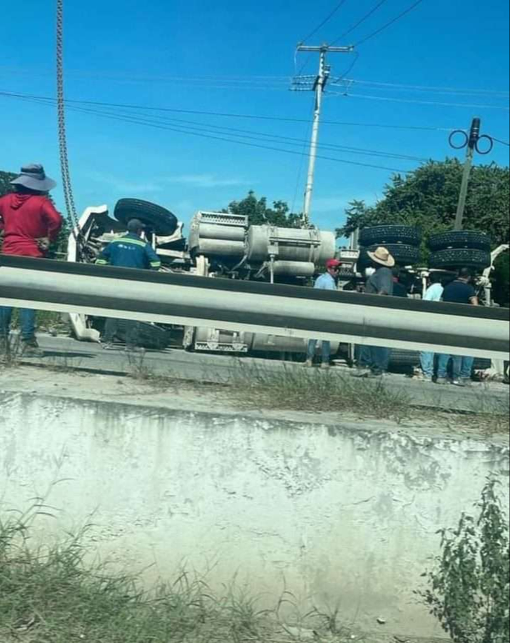 Cae volquete sobre su costado izquierdo en tramo Chetumal-Escárcega Cae volquete sobre su costado izquierdo en tramo Chetumal-Escárcega