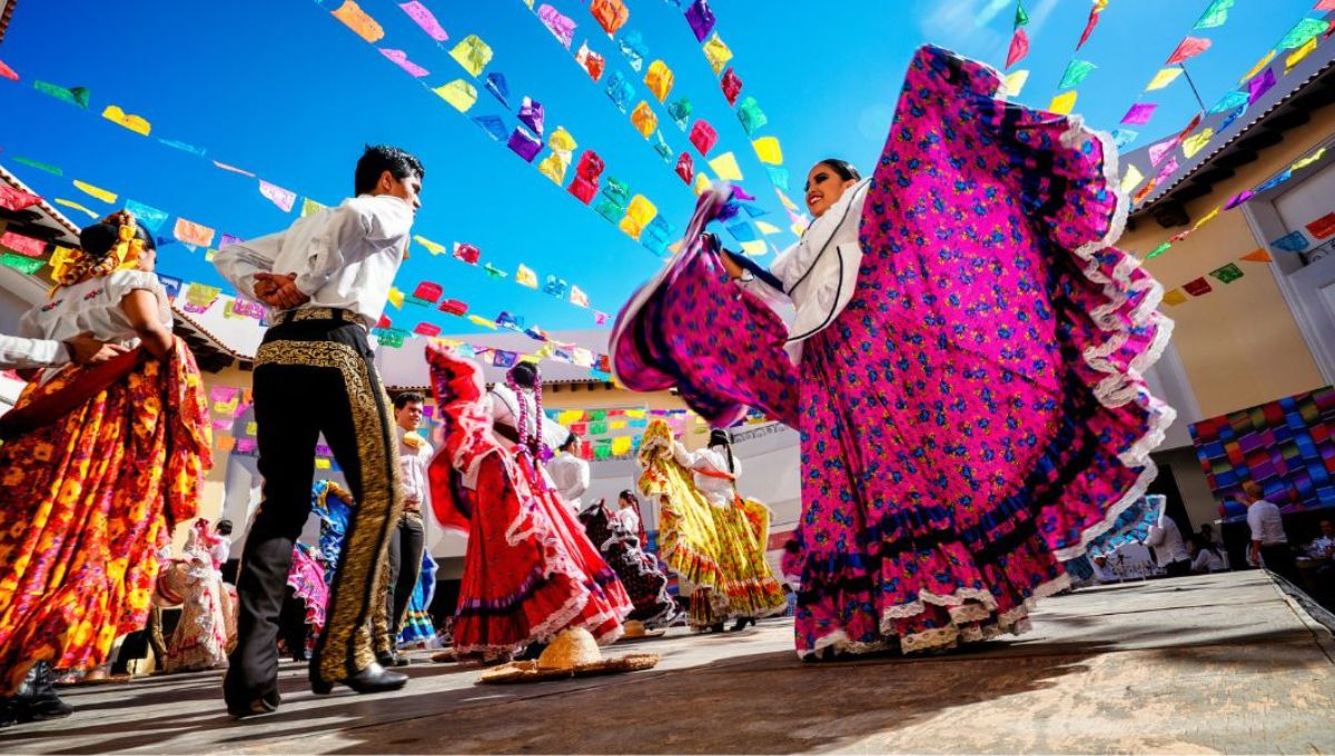 El 15 de septiembre en las plazas públicas se vive con gran colorido esta celebración El 15 de septiembre en las plazas públicas se vive con gran colorido esta celebración