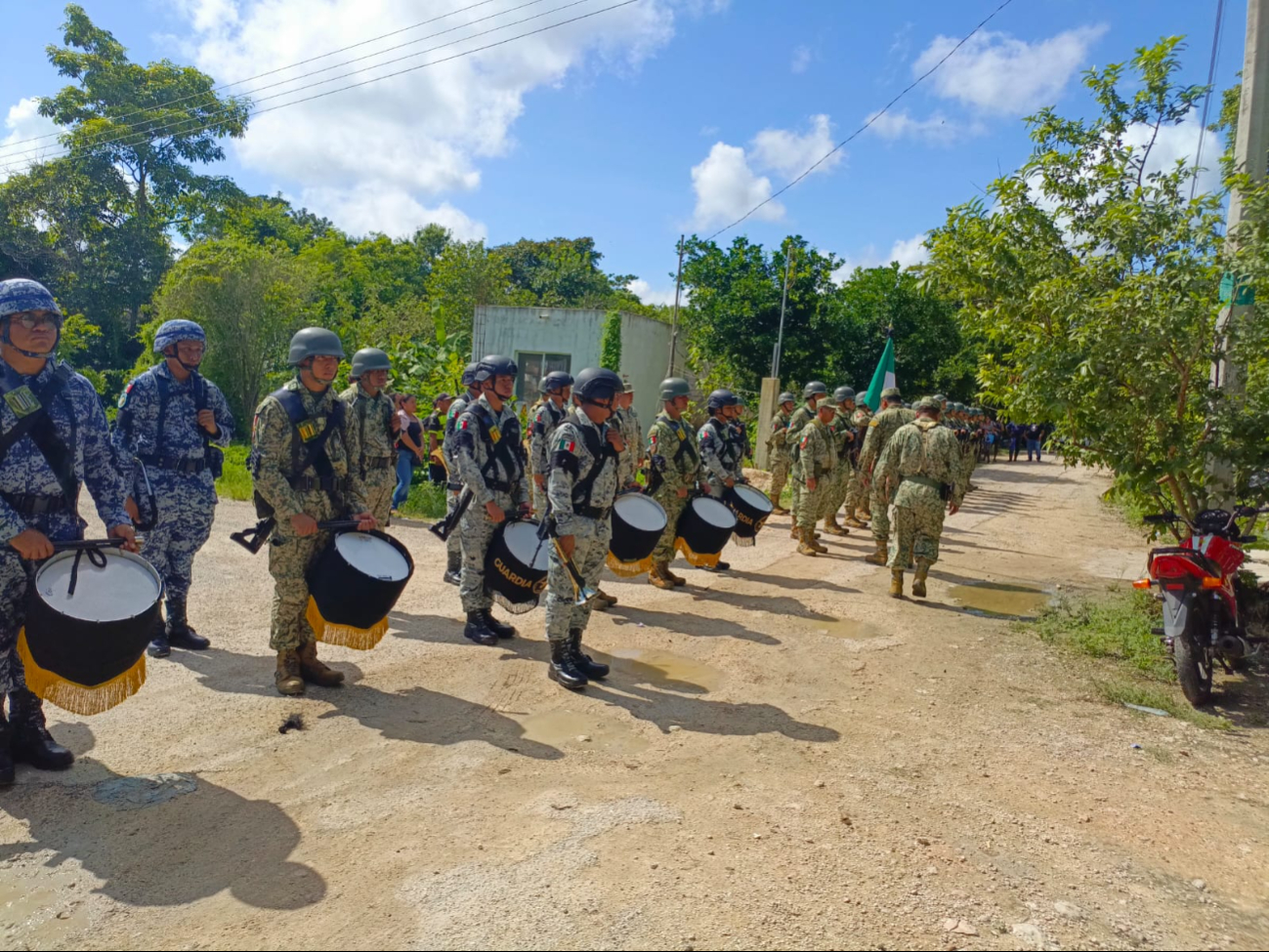 El trayecto al panteón estuvo acompañado por la banda de guerra El trayecto al panteón estuvo acompañado por la banda de guerra