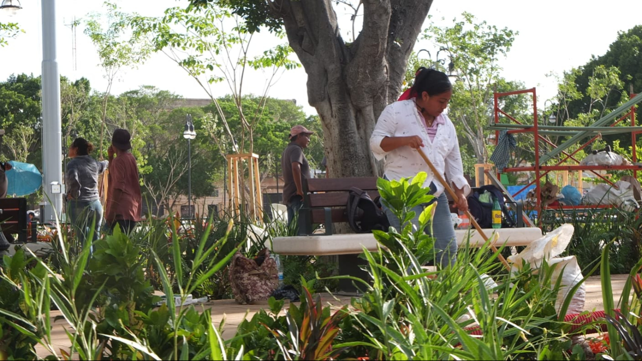 En los últimos días de retoque del parque, fue común ver a los trabajadores laborar sin parar durante toda la noche. En los últimos días de retoque del parque, fue común ver a los trabajadores laborar sin parar durante toda la noche.