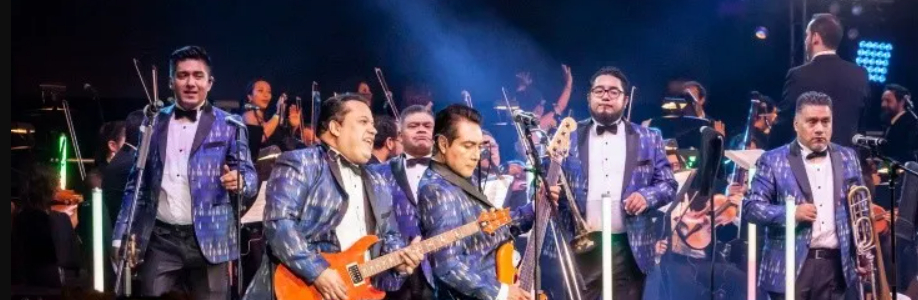 La cumbia y la banda, con canciones como "La Cumbia del Río" y "La Chona", animan el ambiente festivo La cumbia y la banda, con canciones como "La Cumbia del Río" y "La Chona", animan el ambiente festivo