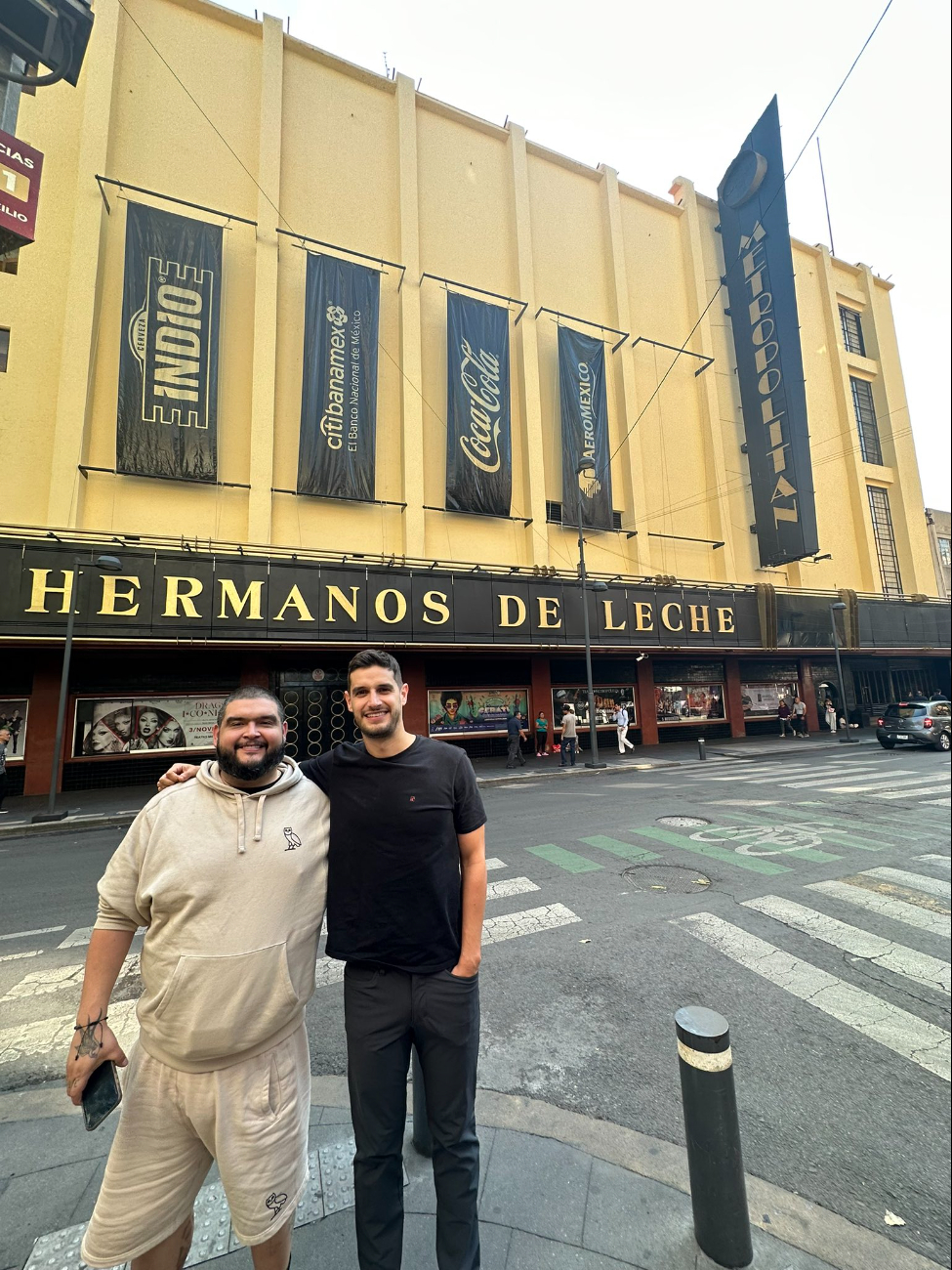 La Mole y Adrián Marcelo fuera del Teatro Metropólitan de Ciudad de México La Mole y Adrián Marcelo fuera del Teatro Metropólitan de Ciudad de México