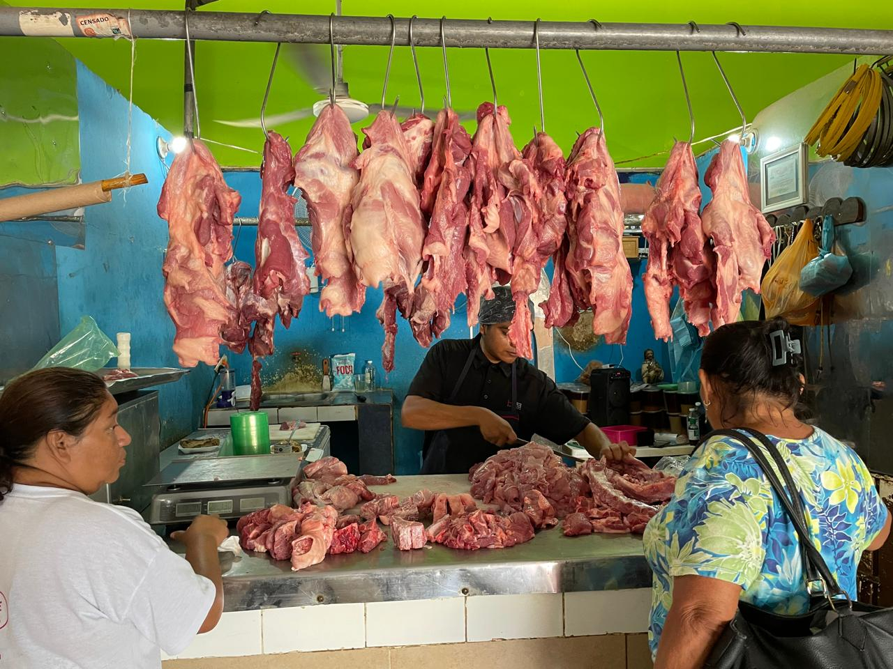 Las familias cheneras suelen comprar carnes para preparar comidas tradicionales mexicanas durante las celebraciones Las familias cheneras suelen comprar carnes para preparar comidas tradicionales mexicanas durante las celebraciones