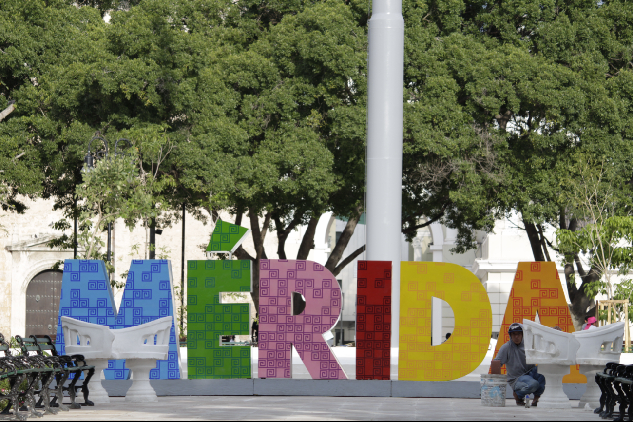 Las letras turísticas en la Plaza Grande de Mérida ya se encuentran en su sitio Las letras turísticas en la Plaza Grande de Mérida ya se encuentran en su sitio
