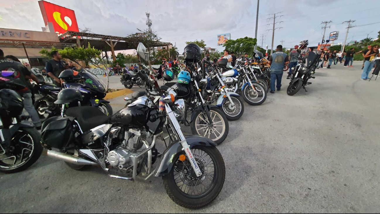 Motociclistas se niegan a portar el engomado de las placas en el casco y la vestimenta Motociclistas se niegan a portar el engomado de las placas en el casco y la vestimenta