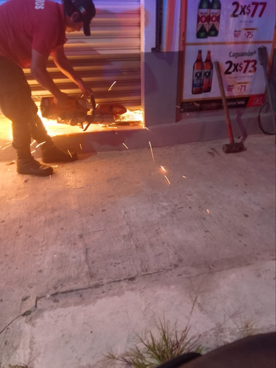 Rescatan a mujer encerrada en un minisuper por su pareja en Felipe Carrillo Puerto