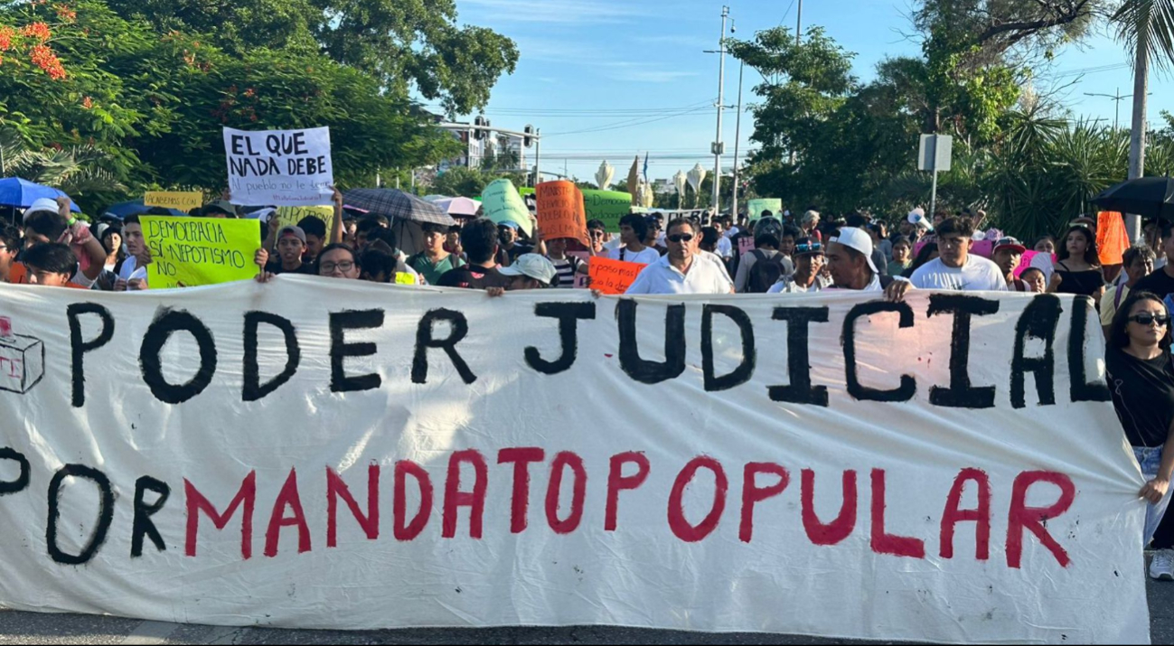 Un grupo de manifestantes celebró la aprobación de la reforma judicial 