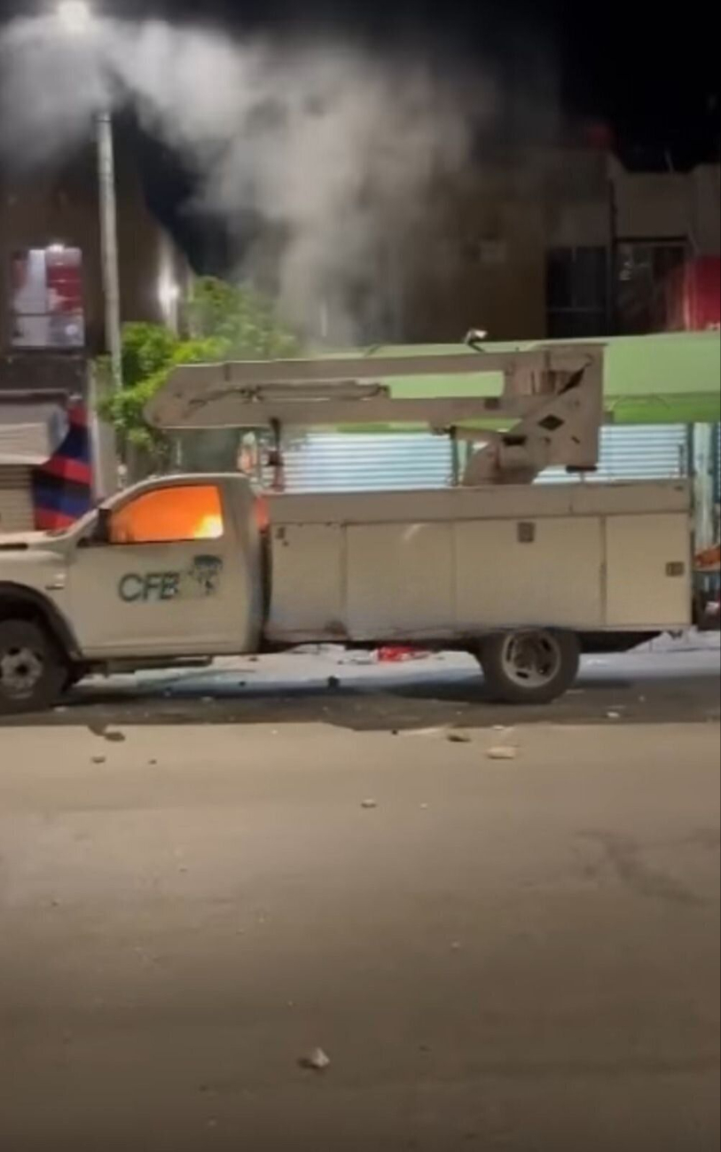 Vecinos de Playa del Carmen incendian camioneta de la CFE como protesta por cortes de energía