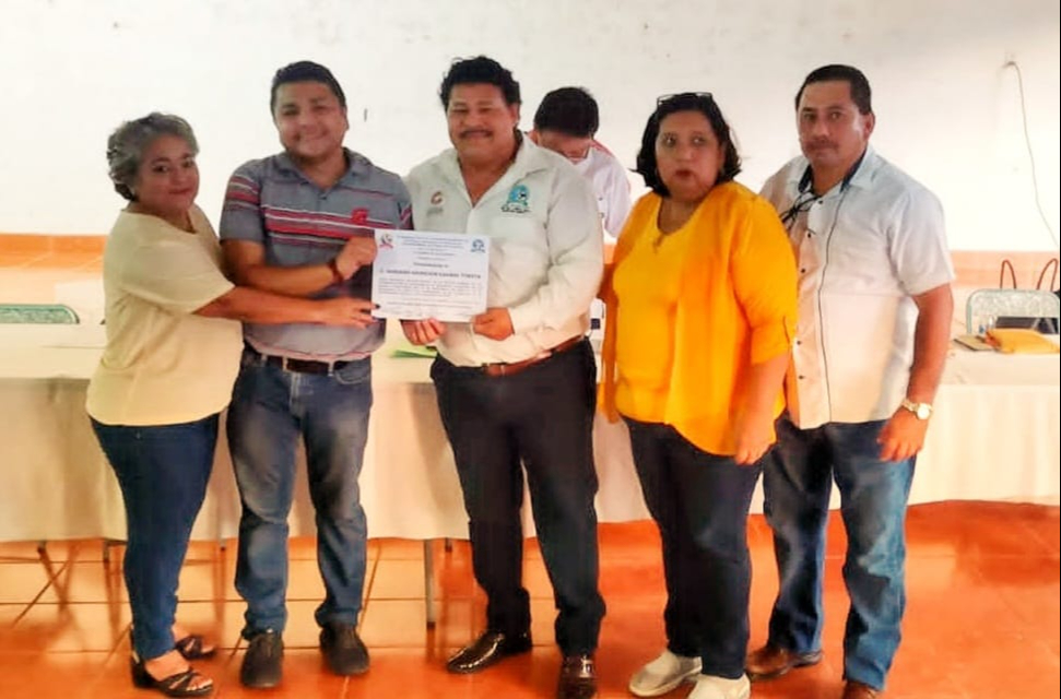 Caamal Toraya ganó con 121 votos, poniendo fin a los 12 años de liderazgo de María del Rosario May Ché Caamal Toraya ganó con 121 votos, poniendo fin a los 12 años de liderazgo de María del Rosario May Ché