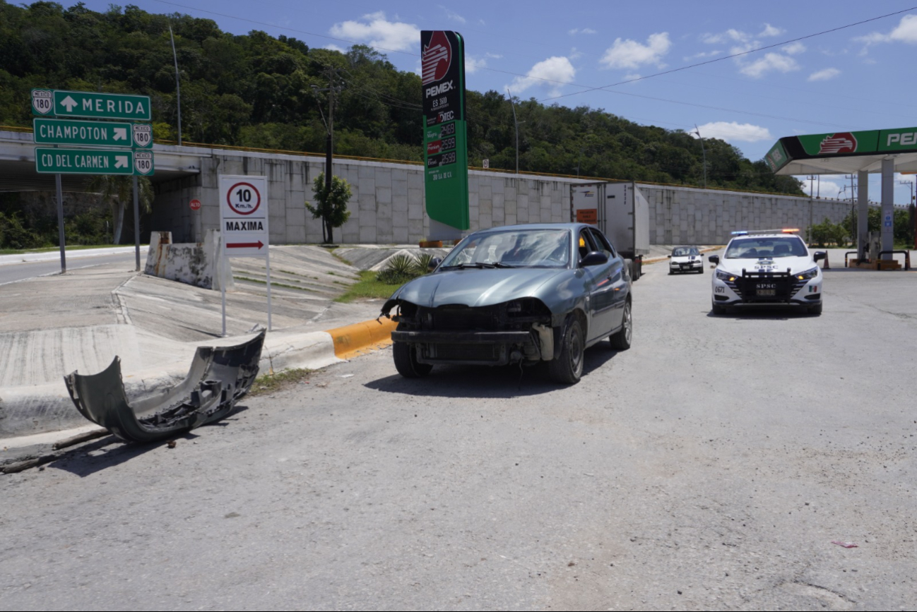 La pareja transitaba en preferencia sobre la avenida Costera cuando el auto les cerró el paso