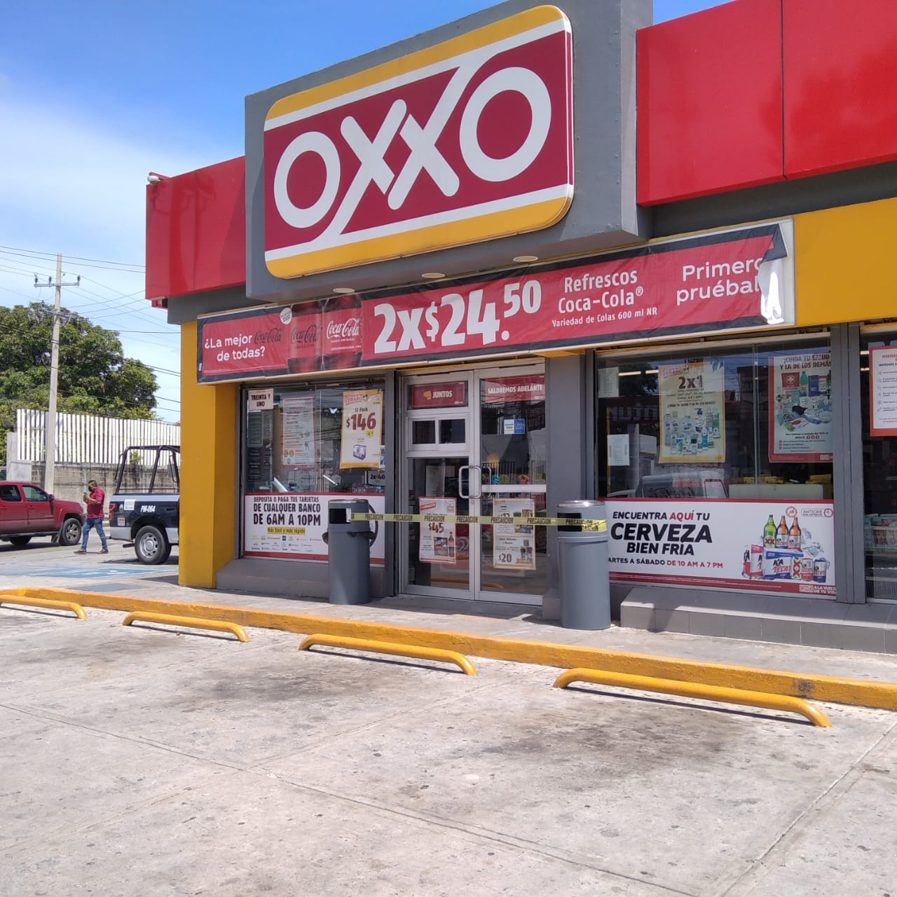 Los hombres amenazaron a los cajeros Los hombres amenazaron a los cajeros