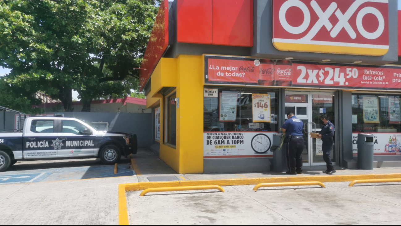 Un maleante sacó de su ropa una arma de fuego Un maleante sacó de su ropa una arma de fuego