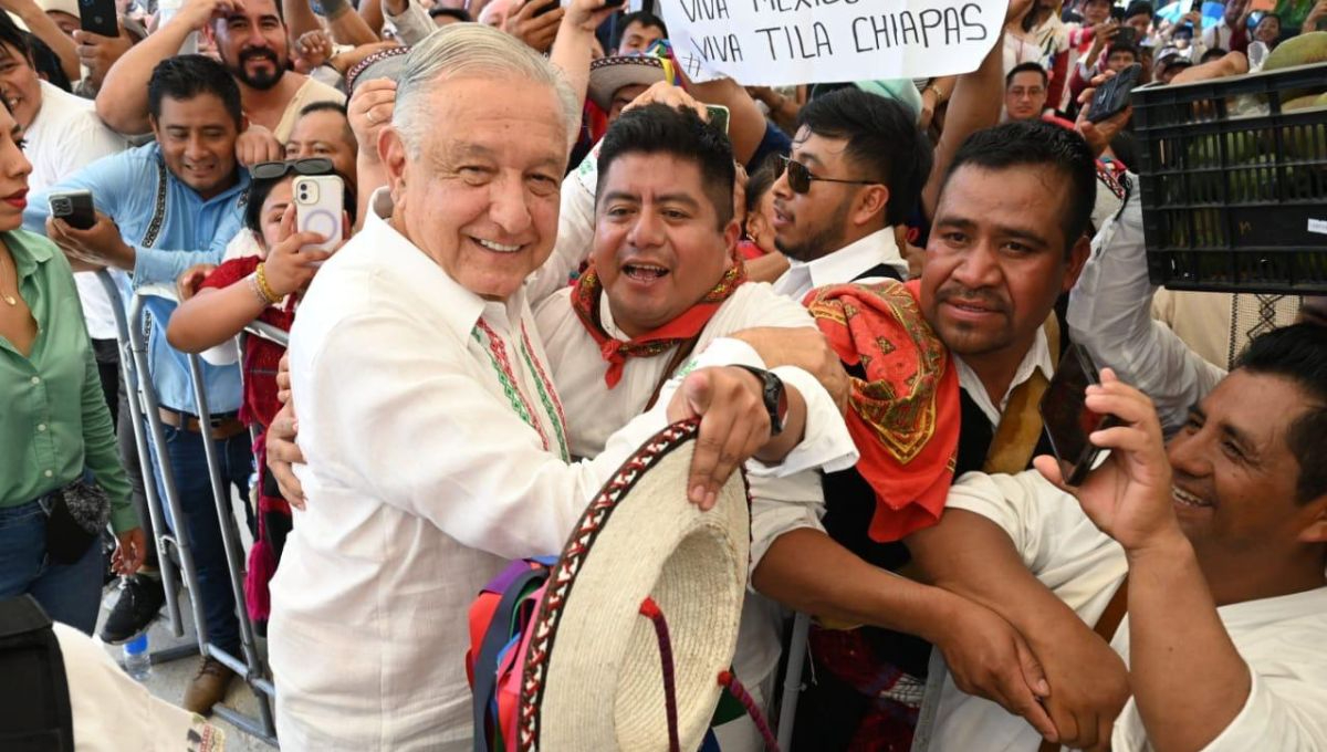 AMLO recibiendo el cariño de sus simpatizantes en Palenque, Chiapas AMLO recibiendo el cariño de sus simpatizantes en Palenque, Chiapas