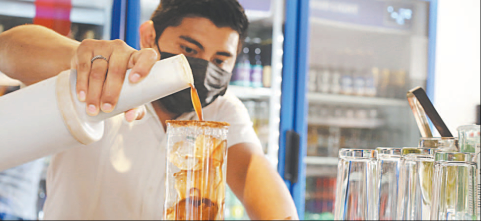 En Yucatán, el consumo de bebidas adulteradas ha causado muertes e intoxicaciones en años anteriores En Yucatán, el consumo de bebidas adulteradas ha causado muertes e intoxicaciones en años anteriores