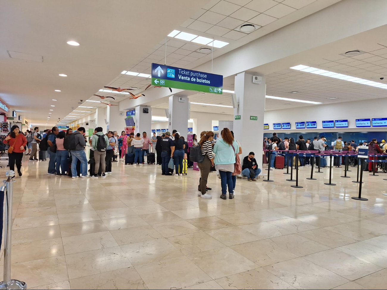 Los pasajeros esperaron más de cinco horas para abordar la aeronave Los pasajeros esperaron más de cinco horas para abordar la aeronave
