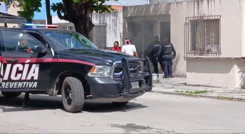 Vecinos ayudaron a apagar el fuego con cubetas con agua Vecinos ayudaron a apagar el fuego con cubetas con agua