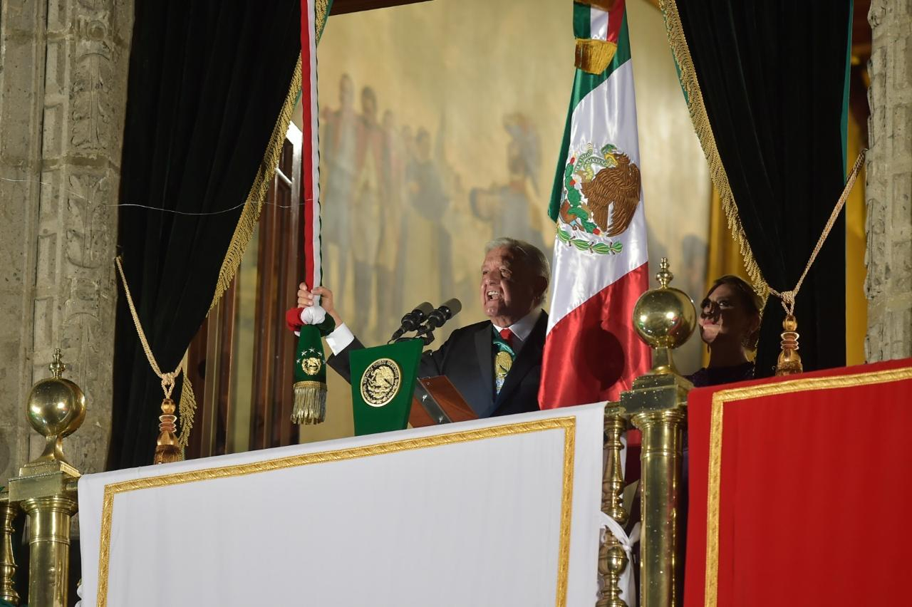 AMLO frente a miles de personas dando el Grito de Independencia AMLO frente a miles de personas dando el Grito de Independencia