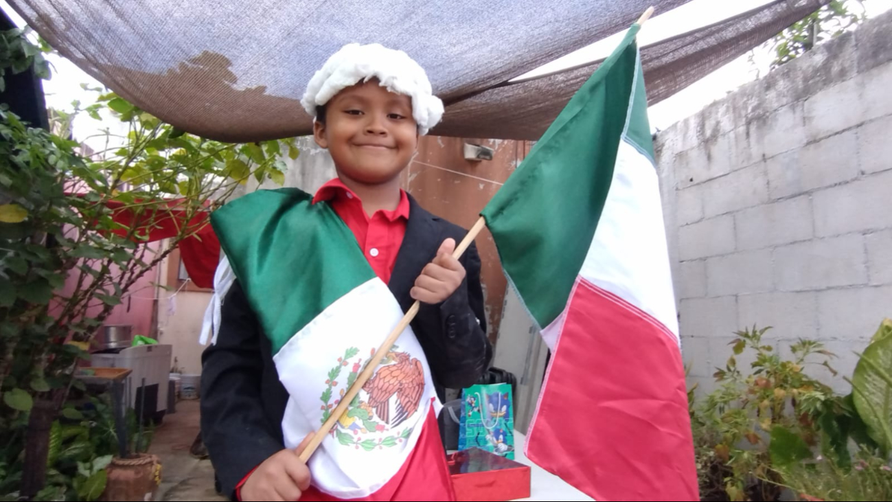 Axel celebra la Independencia de México caracterizado de AMLO Axel celebra la Independencia de México caracterizado de AMLO