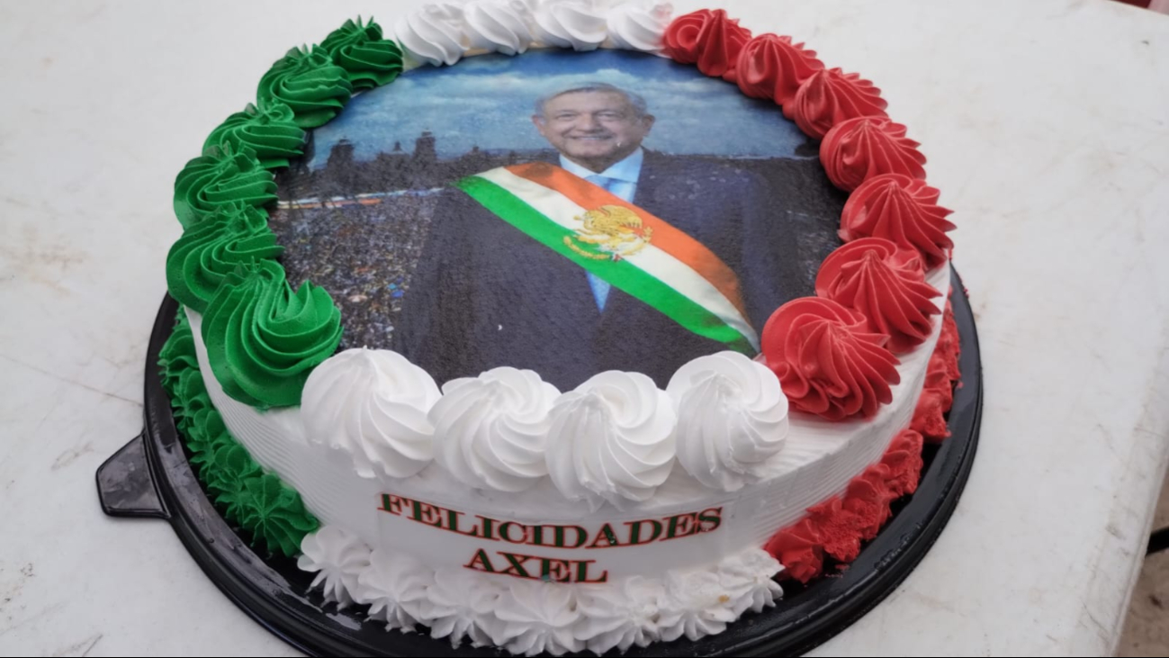 Axel celebra la Independencia de México caracterizado de AMLO Axel celebra la Independencia de México caracterizado de AMLO