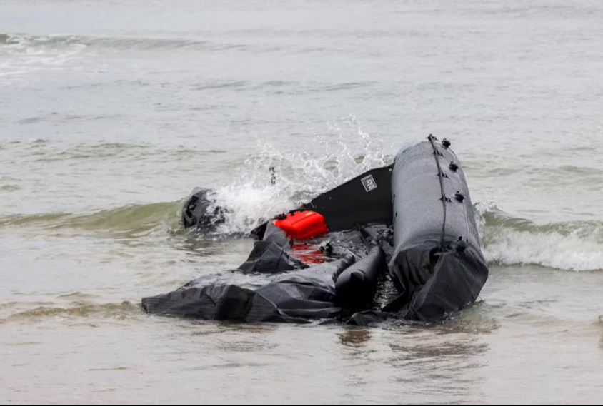 El barco encalló y se rompió contra las rocas El barco encalló y se rompió contra las rocas