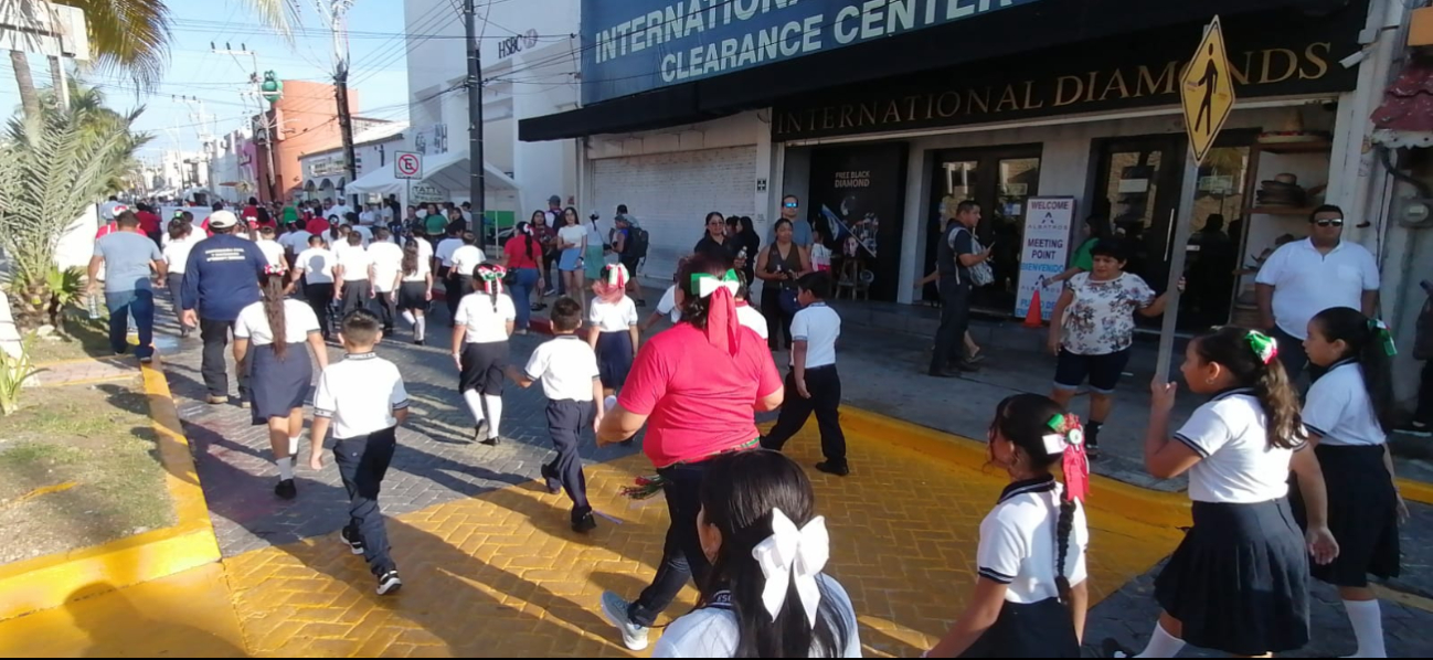 Estudiantes desfilaron en las principales avenidas