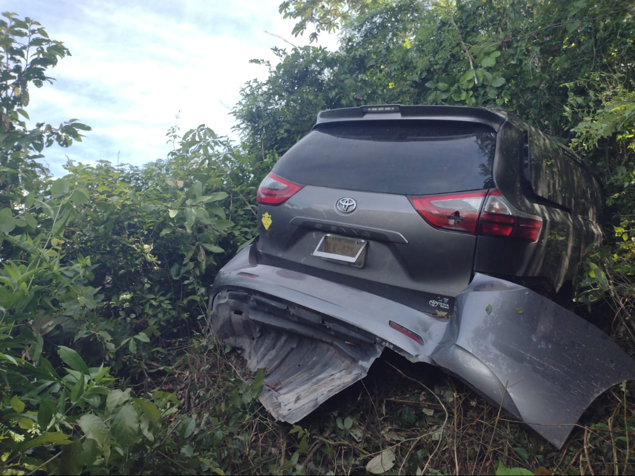 La camioneta quedó sobre un cerro fuera de la carretera