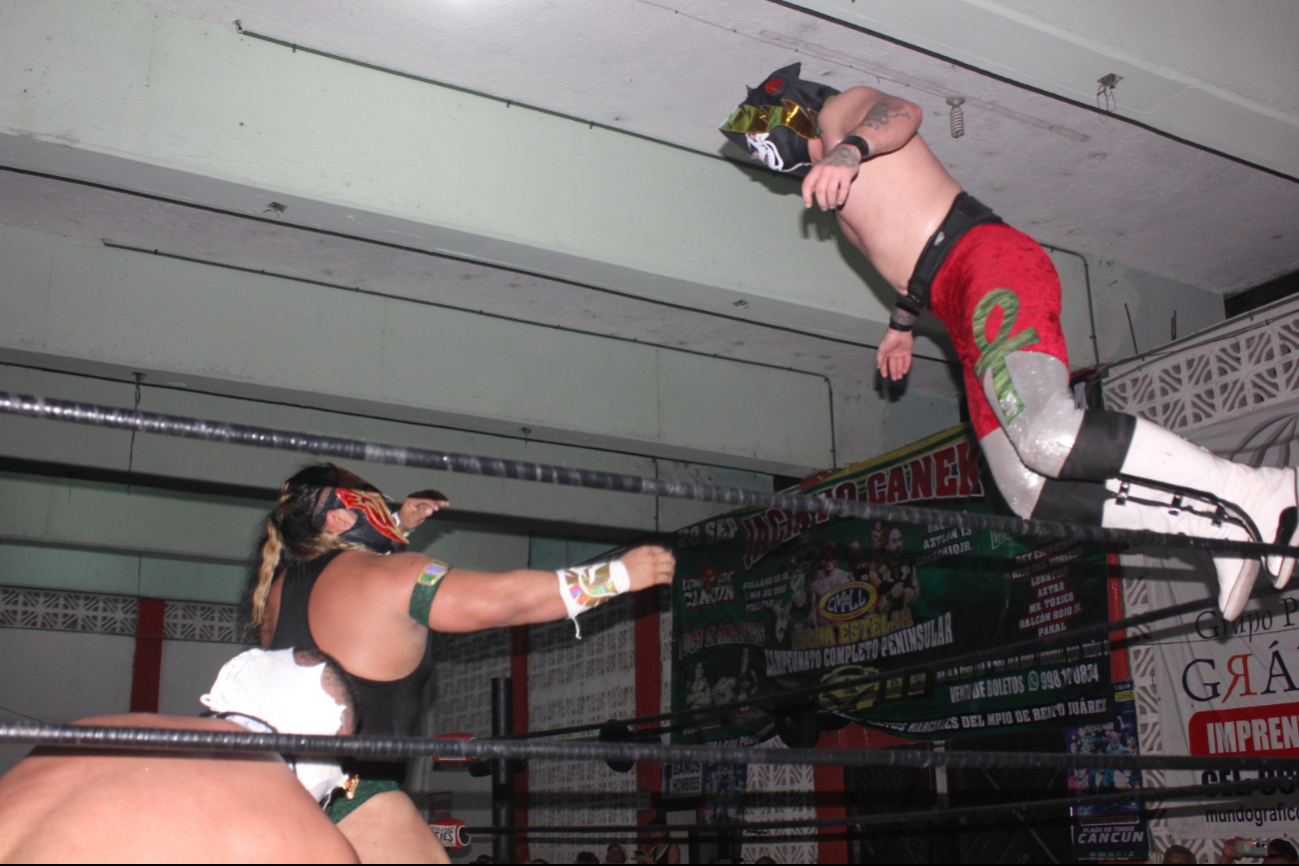 Presentan gran espectáculo de lucha libre en Cancún