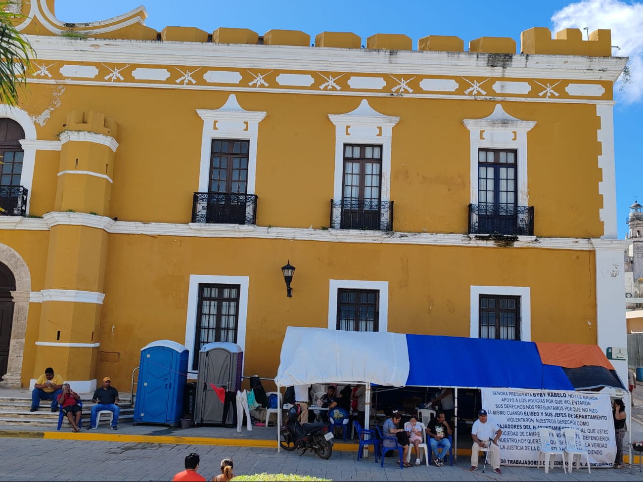 Biby Rabelo, alcaldesa electa de Campeche deja "plantados" a protestantes del Ayuntamiento 