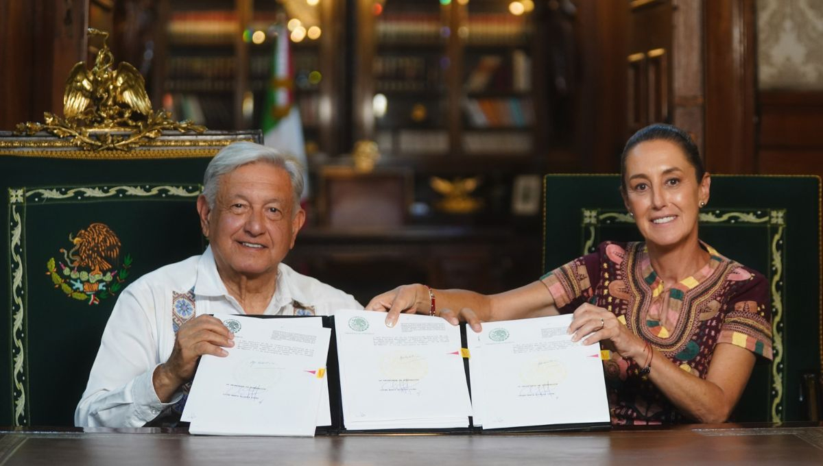 Andrés Manuel López Obrador y Claudia Sheinbaum luego de firmar el decreto de la Reforma Judicial en Palacio Nacional