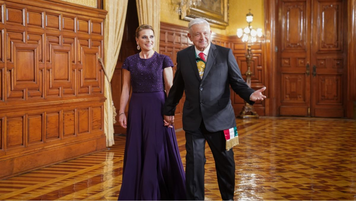 Andrés Manuel López Obrador y su esposa, Beatríz Gutiérrez Müller, rumbo al balcón central de Palacio Nacional Andrés Manuel López Obrador y su esposa, Beatríz Gutiérrez Müller, rumbo al balcón central de Palacio Nacional
