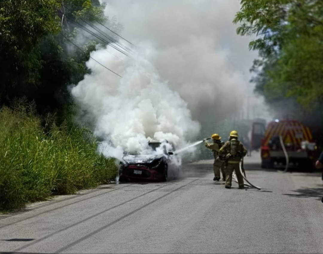 Auto se incendia en Maya Real Auto se incendia en Maya Real