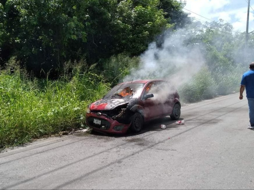 Auto se incendia en Maya Real