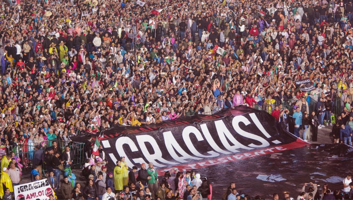 Desde la plancha del Zócalo se dejaron ver muestras de cariño hacia el Presidente de la República Desde la plancha del Zócalo se dejaron ver muestras de cariño hacia el Presidente de la República